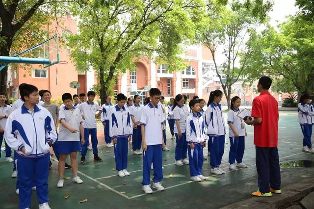 带你上名校|居然有人说,穿上这所中学的校服,就不怕没饭吃?