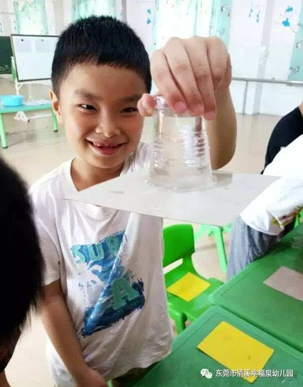 "引发幼儿思考,紧接着展示实验,鼓励幼儿大胆猜想,把扶着纸片的手松开