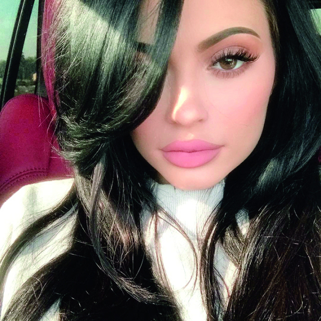 厚唇妆代言人kyliejenner也推出了唇线笔组合,以此证明唇线笔在厚唇妆