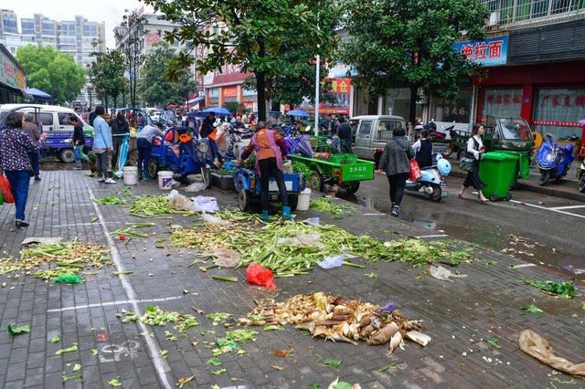 与市场周边路段的脏乱差不同,江南农贸市场内部的卫生环境相对较为