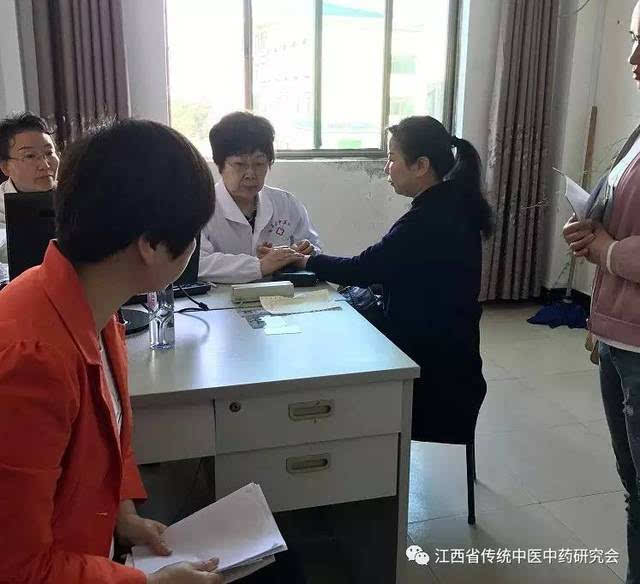 国家级名中医,妇科专家周士源教授在看诊