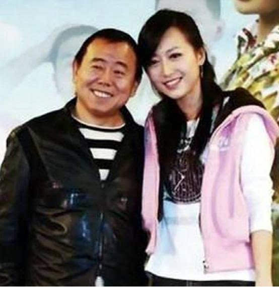 第一,潘长江公开承认自己动用各种关系来努力捧红女儿,这让女儿被人看