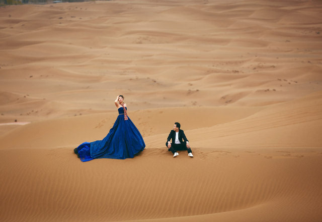 去沙漠拍婚纱_沙漠骆驼图片(2)