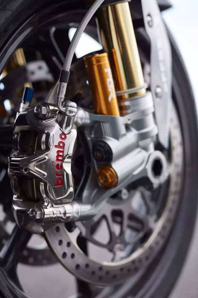 brembo monobloc evo m50,属于wsbk级别,在民用领域属于顶级制动卡钳