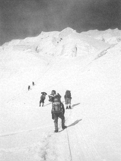 1960 年5 月,中国珠穆朗玛峰登山队在海拔7150米的冰雪坡上行进.