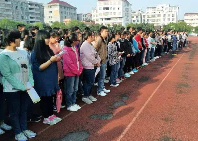 学校动态   4月24日,平川中学举行高三年级高考冲刺鼓劲大会.