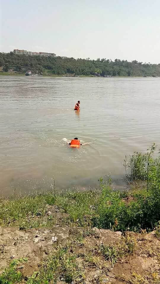 宜宾6个小孩河边游泳,一人溺水,仍未打捞上岸!