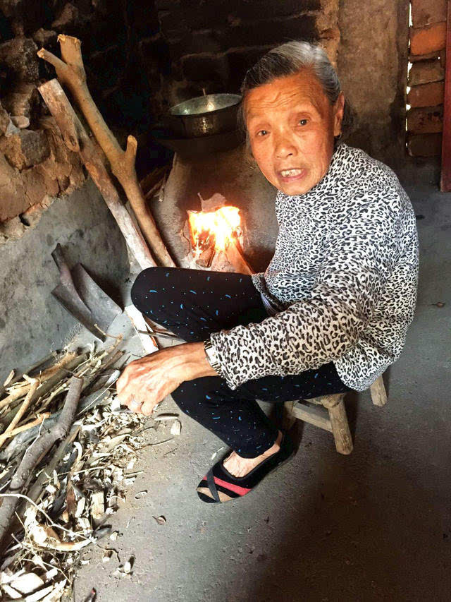 81岁农村独居母亲为儿子做顿饭,看完好想乡下老妈妈!