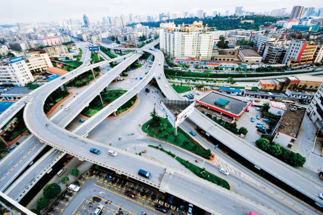 南过境高架公路,二环路北厢工程,兴苑路和"一二·一"大街通车;龙泉路