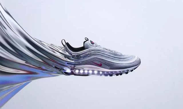 97 配色的 air max plus,但结合视觉效果来看,这条采用银色覆面尼龙与