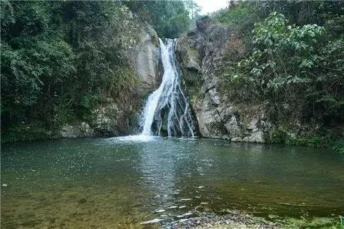 又是县城饮用水源所在地,东江发源于三标乡东江源村的桠髻钵山,海 拔