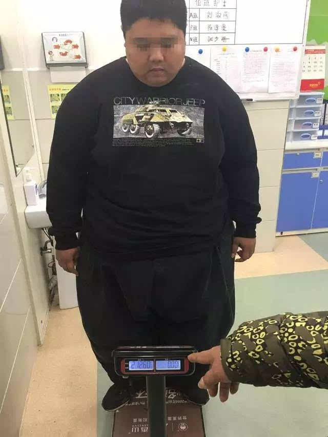 帅哥爆肥至420斤 无奈切掉大半个胃