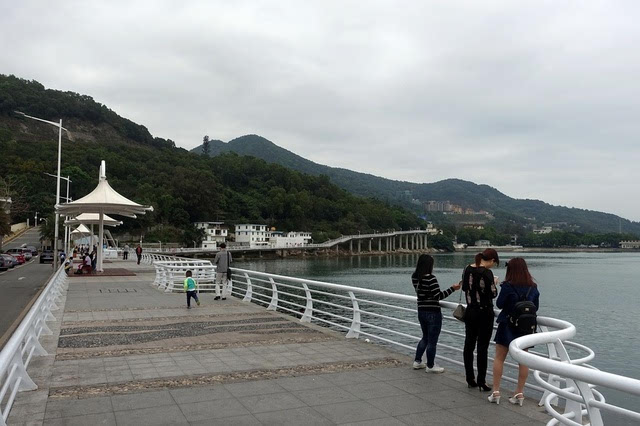 盐田食街,人们可以在这条街上享用海鲜,美食