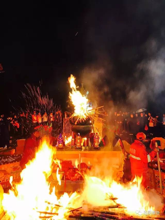 实拍岚县白龙山迎祥祈福法会现场,太热闹了!老乡你去了吗?