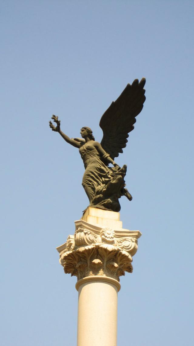 广场的中心立有一处铜制立雕:和平女神雕塑,是为纪念第一次世界大战