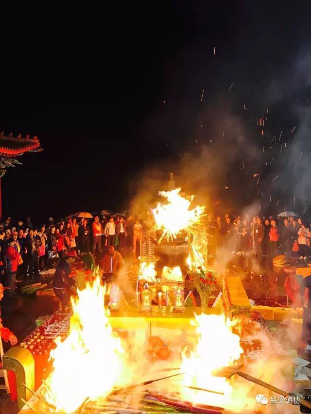 实拍岚县白龙山迎祥祈福法会现场,太热闹了!老乡你去了吗?