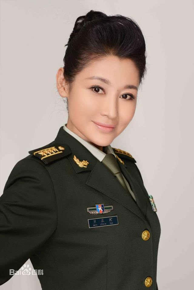 军事频道美女主持卫晨霞,第一位走上世界屋脊的女中将主持人