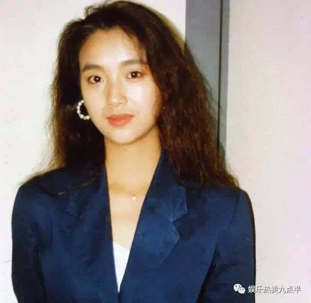 1993年,成龙杯慈善赛车会上,在明眸皓齿,肤白貌美的女星里,头戴红色