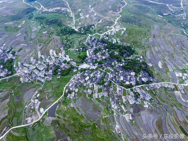 2017年5月11日,在贵阳市花溪区高坡乡拍摄的自然山村,村外梯田间小路