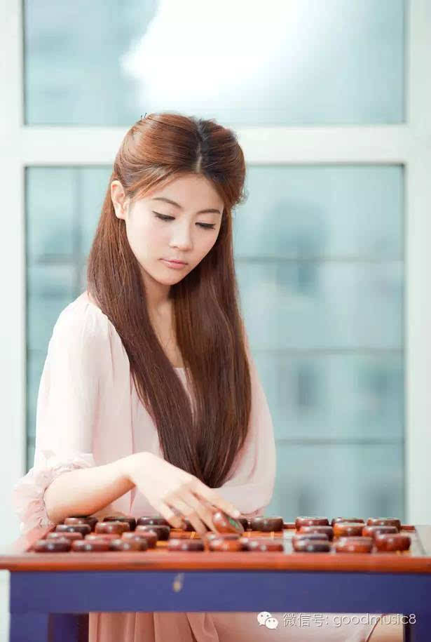 棋坛小龙女从小喜欢中国象棋,也是受了家里人的影响.