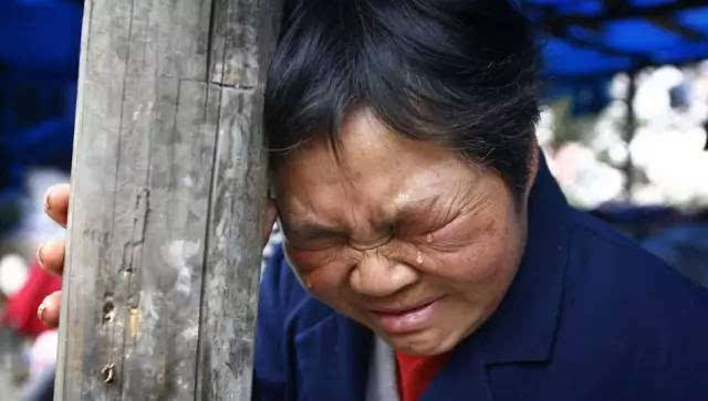 △ 2008年5月18日,北川,失去女儿的母亲在废墟瓦砾前痛哭.