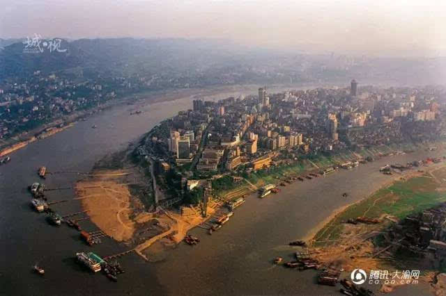图片来源:重庆美术公司 朝天门缆车1984年正式营业 1998年7月14日