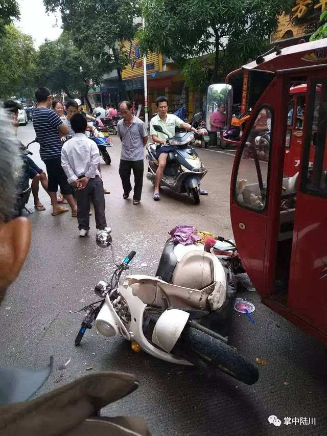 今日下午3点多 新洲北路文化局门口 发生车祸 三码撞翻电车 现场视频