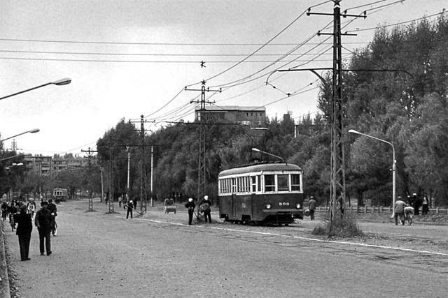 1983年10月23日,吉林省长春市火车站附近的街道;中国.