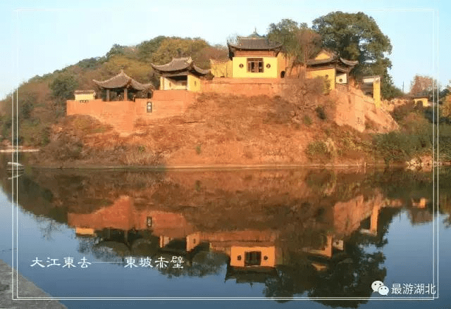 出黄州古城汉川门,北面一山陡峭如壁,因山石颜色赤红,故名"赤壁".