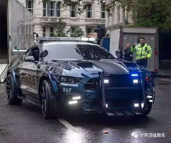 我们再对比一下《变形金刚5》里的野马警车 它的名字为"路障" 肌肉感