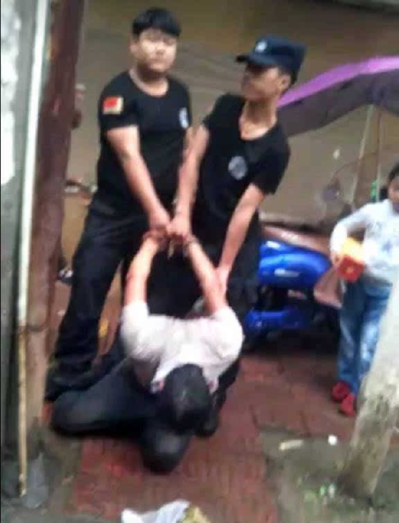 15砍人报道!先杀妻子再砍路人 ,男子终被民警制服!