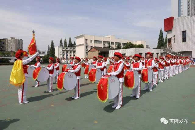 鼓号队 文艺性团体.一般有大鼓,小鼓,三音鼓,小镲,大镲,小号等乐器.