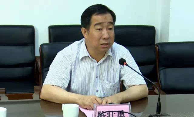 会上,县长陈壮勇与广东华陆高速公路有限公司董事长陈泽松签订了兴汕