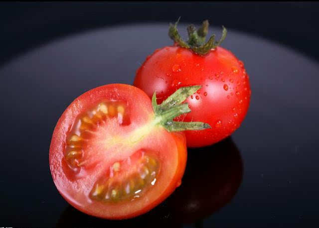 而正常生长的西红柿,内部不仅饱满,而且多籽多汁.