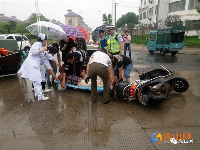 雨天路滑含山事故频发:电动车与小轿车路口相撞,再现温暖一幕!