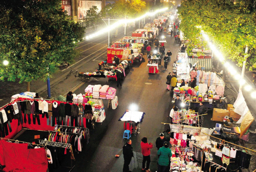 夜市卖内衣_夜市摆摊卖衣服图片