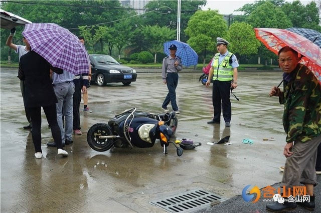 雨天路滑含山事故频发:电动车与小轿车路口相撞,再现温暖一幕!