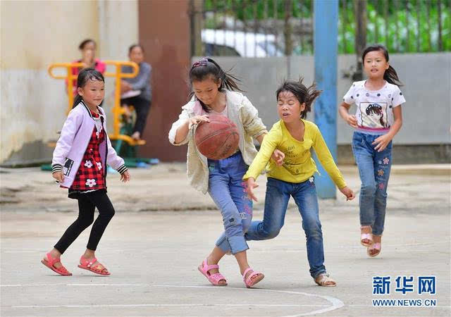 5月22日,在广西大化瑶族自治县板升乡弄勇小学,女生们在练习打篮球.