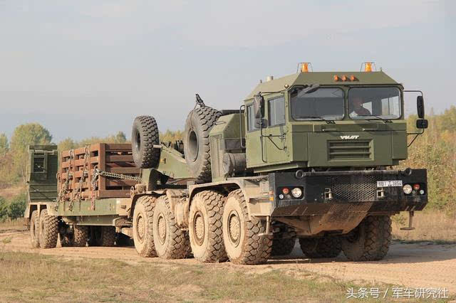 展出了mzkt-74296军用超重型牵引车,mzkt-6001战术卡车