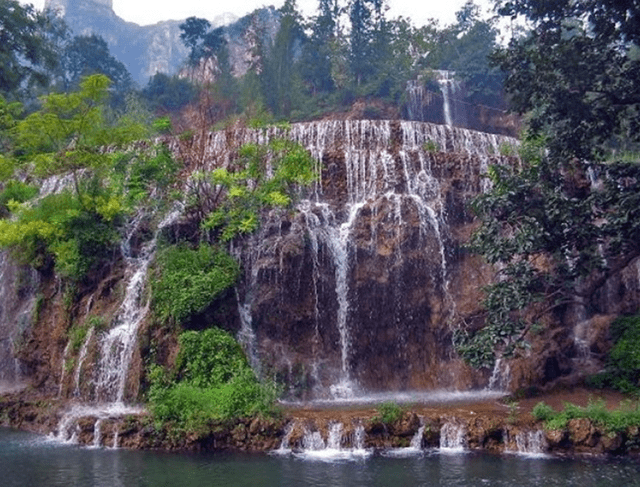 运河桥客运站或客运北站乘坐到灵寿白家沟的客车,途经秋山风景区