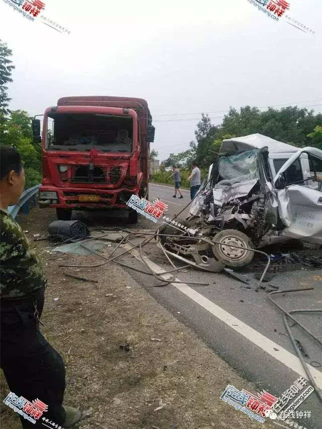 又是大货车!张集发生惨烈车祸,皮卡瞬间被压瘪,驾驶员现场