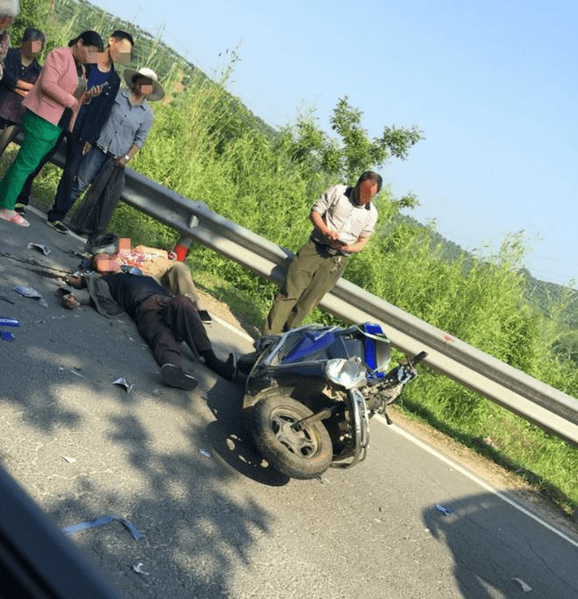 绍兴上虞梁岙到皂湖路上,一大货车与一辆电瓶车相撞,电瓶车上两人倒地