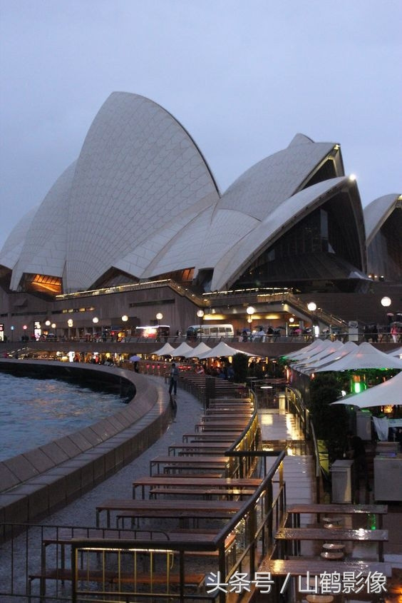 此音乐厅最特别之处,就是位於音乐厅正前方,忠实呈现澳州自有的风格.