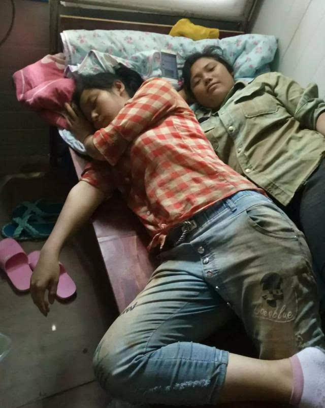 建筑工地不分男女宿舍,男工女工都住在活动板房搭建的宿舍里,一般一个