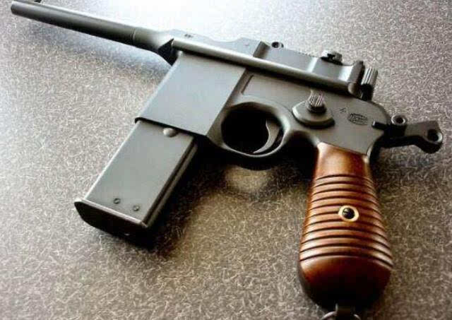 二战期间日军的制式手枪王八盒子(大正十四年式手枪)据说是鲁格08的