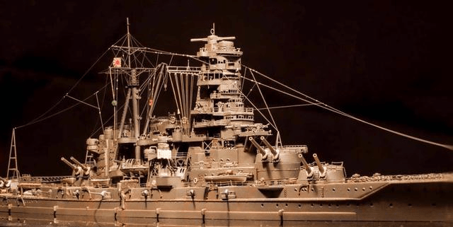 日寇雾岛号战列舰 这样,李就剩下了旗舰华盛顿号一艘军舰,尽管以寡敌