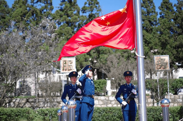 为圆升旗梦, 修建国旗台, 空军战士争做最帅男人