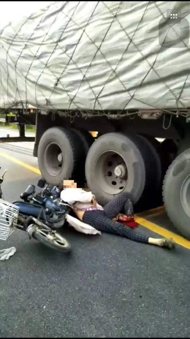 事故疑似是因妇女骑车横穿马路 导致大货车躲避不及引起