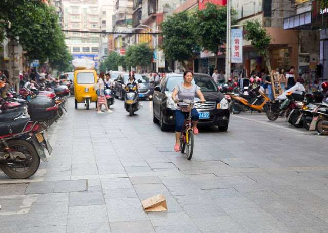 "刘同学称,清远二中与北门街商圈距离不足1公里,是她与同学们平时购物