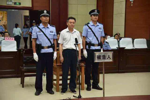 被告人连友农在法庭上受审 贵港市人民检察院指控 被告 上述财物共